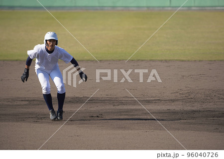 リードを取る一塁ランナー(高校野球) リードを取る一塁ランナー(高校野球) 96040726