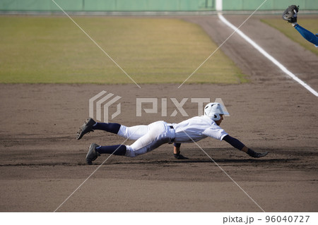 牽制されて帰塁するランナー（高校野球） 96040727