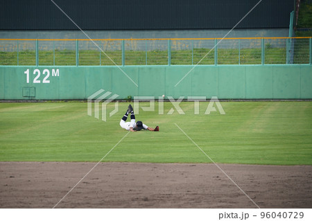 フライに飛びつく外野手(高校野球) フライに飛びつく外野手(高校野球) 96040729