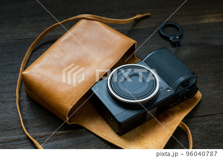 デジタルカメラと革ケース デジタルカメラと革ケース 96040787