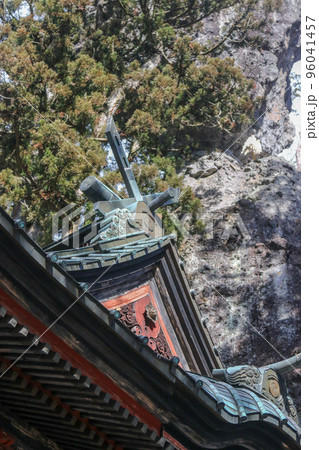 群馬県　高崎市　冬　榛名神社　本殿と御姿岩 96041457