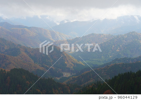 紅葉が美しいおにゅう峠 96044129