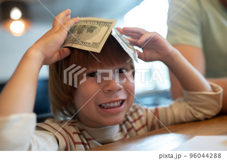 Dad explaining his son the importance of financial literacy 96044288