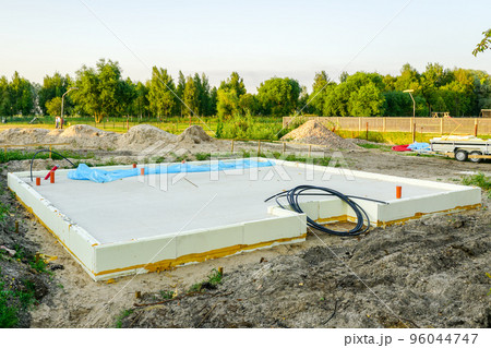 concrete foundation of a cottage, thermally insulated and equipped with communications, zero cycle 96044747