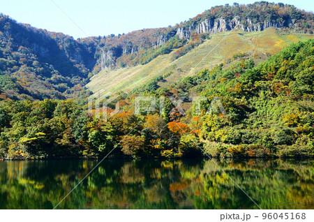 湖面に映る船上山の紅葉 96045168