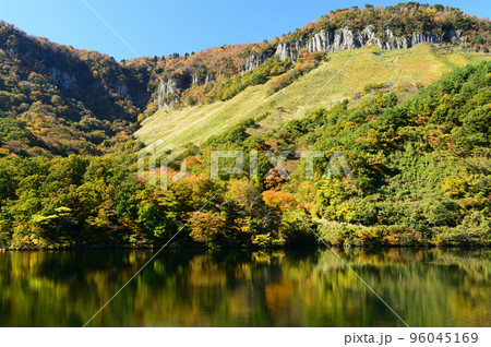 湖面に映る船上山の紅葉 96045169