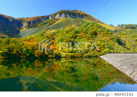 湖面に映る船上山の紅葉 湖面に映る船上山の紅葉 96045192
