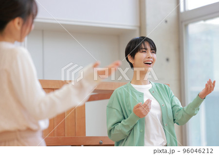 ボイストレーナーから教わりながら発声練習する女性_2 96046212