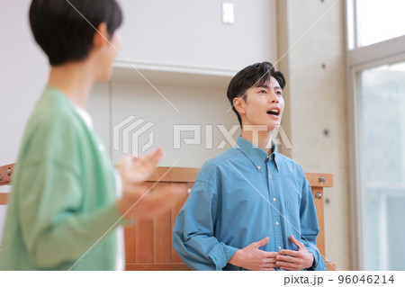 ボイストレーナーから教わりながら発声練習する男性_1 ボイストレーナーから教わりながら発声練習する男性_1 96046214