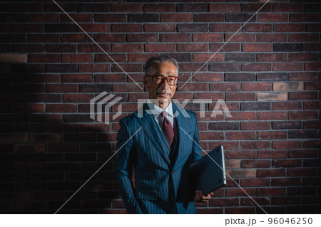 ノートパソコン　男性　暗い 96046250