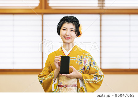スマホを持つ着物姿の女性 96047065