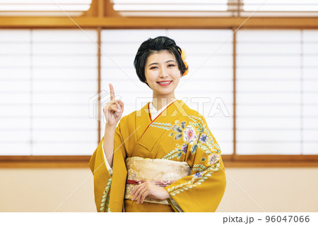 指を出す着物姿の女性 指を出す着物姿の女性 96047066