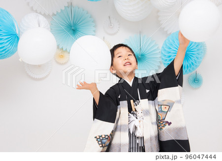 七五三で袴を着て記念写真を撮る日本人の5歳の男の子 七五三で袴を着て記念写真を撮る日本人の5歳の男の子 96047444