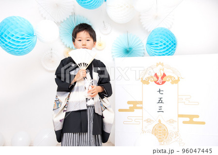 七五三で袴を着て記念写真を撮る日本人の5歳の男の子 96047445