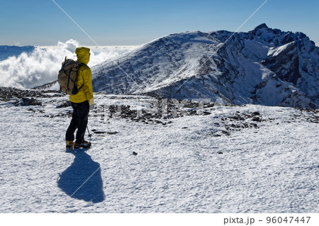 厳冬の八ヶ岳連峰・硫黄岳山頂の登山者と横岳稜線 96047447