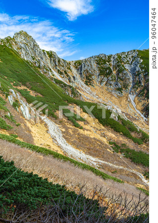 紅葉に色付く中央アルプスの千畳敷カールと宝剣岳 紅葉に色付く中央アルプスの千畳敷カールと宝剣岳 96047464