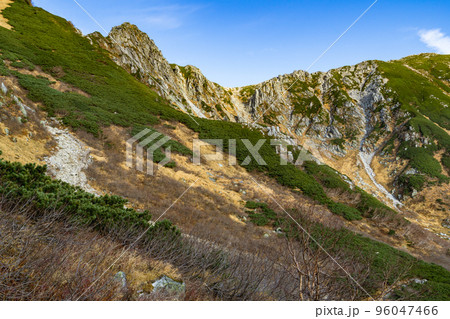 紅葉に色付く中央アルプスの千畳敷カールと宝剣岳 紅葉に色付く中央アルプスの千畳敷カールと宝剣岳 96047466