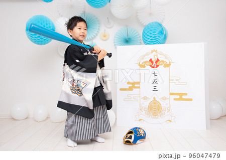 七五三で袴を着て記念写真を撮る日本人の5歳の男の子 96047479