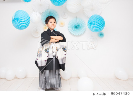 七五三で袴を着て記念写真を撮る日本人の5歳の男の子 96047480