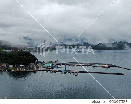 雨上がりの雲に覆われた大分県佐伯市の港湾の空撮 96047523