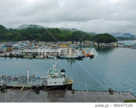 雨上がりの雲に覆われた大分県佐伯市の港湾の空撮 96047526
