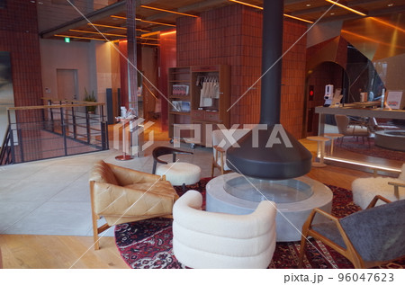 ホテル_暖炉のあるラウンジとフロントの風景_札幌 ホテル_暖炉のあるラウンジとフロントの風景_札幌 96047623