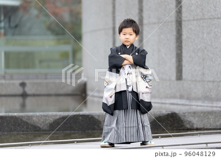 七五三で袴を着て記念写真を撮る日本人の5歳の男の子 96048129