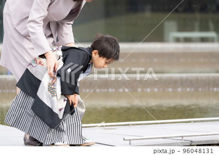 七五三で袴を着て記念写真を撮る日本人の5歳の男の子 96048131