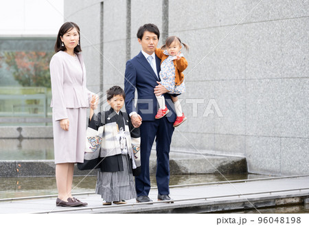 屋外で七五三の記念写真を撮るアジア人の家族 屋外で七五三の記念写真を撮るアジア人の家族 96048198
