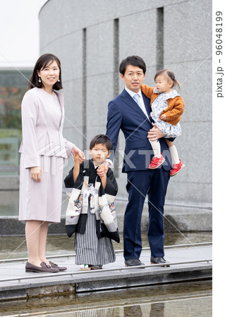 屋外で七五三の記念写真を撮るアジア人の家族 屋外で七五三の記念写真を撮るアジア人の家族 96048199