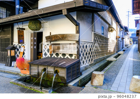 路地裏の石畳と水場 路地裏の石畳と水場 96048237