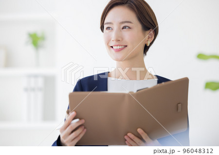 ビジネス　仕事をしている女性のポートレート 96048312