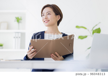 ビジネス　仕事をしている女性のポートレート 96048313