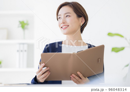 ビジネス　仕事をしている女性のポートレート 96048314