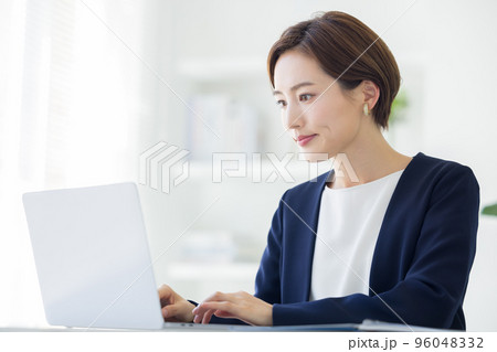 ビジネス パソコンで仕事をしている女性のポートレート ビジネス パソコンで仕事をしている女性のポートレート 96048332