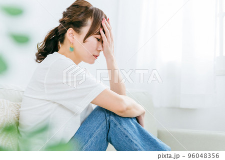部屋で頭痛・ホルモンバランスの乱れやストレスで悩む日本人女性 96048356
