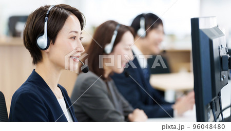 コールセンターで働く人々 96048480