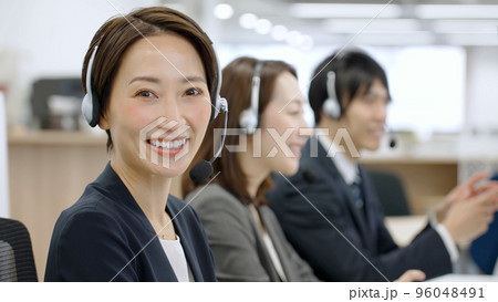 こーるセンターで働く女性のポートレート 96048491