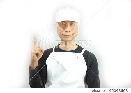 指をさす中年男性労働者 96048668