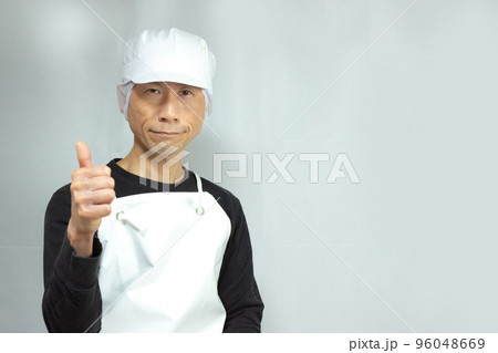 グットポーズをする中年男性労働者 96048669