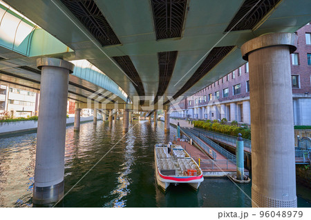 東京都中央区日本橋川とクルーズ船 東京都中央区日本橋川とクルーズ船 96048979