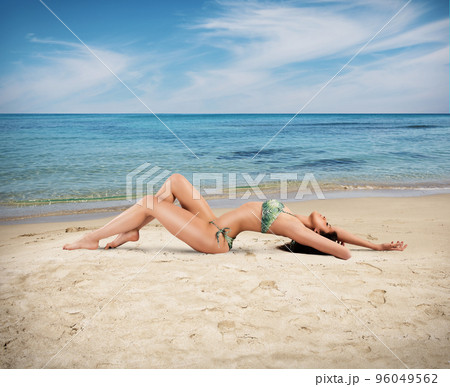 Sunbathe on the shoreline 96049562