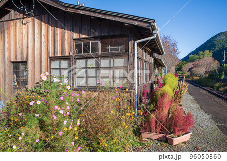 上神梅駅　プラットフォームからの眺　わたらせ渓谷鉄道　秋の季節　 96050360