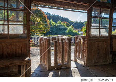 上神梅駅　改札口　わたらせ渓谷鉄道　秋の季節　 96050514