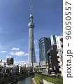 スカイツリーと隅田川 96050557