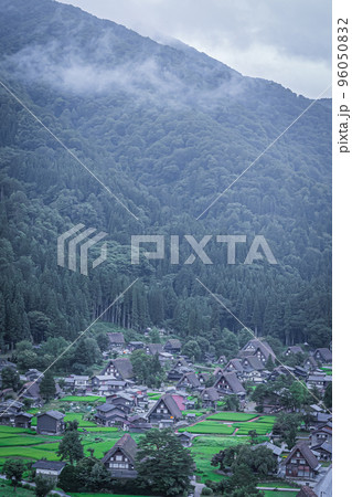 夏の白川郷の風景 夏の白川郷の風景 96050832