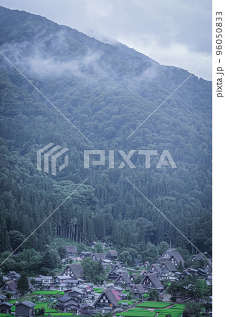 夏の白川郷の風景 夏の白川郷の風景 96050833