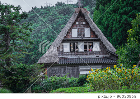 曇天の白川郷の風景 曇天の白川郷の風景 96050958