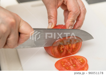 【トマトを三徳包丁で薄切り】 96051178