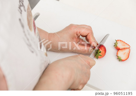【イチゴを三徳包丁で切る】 96051195